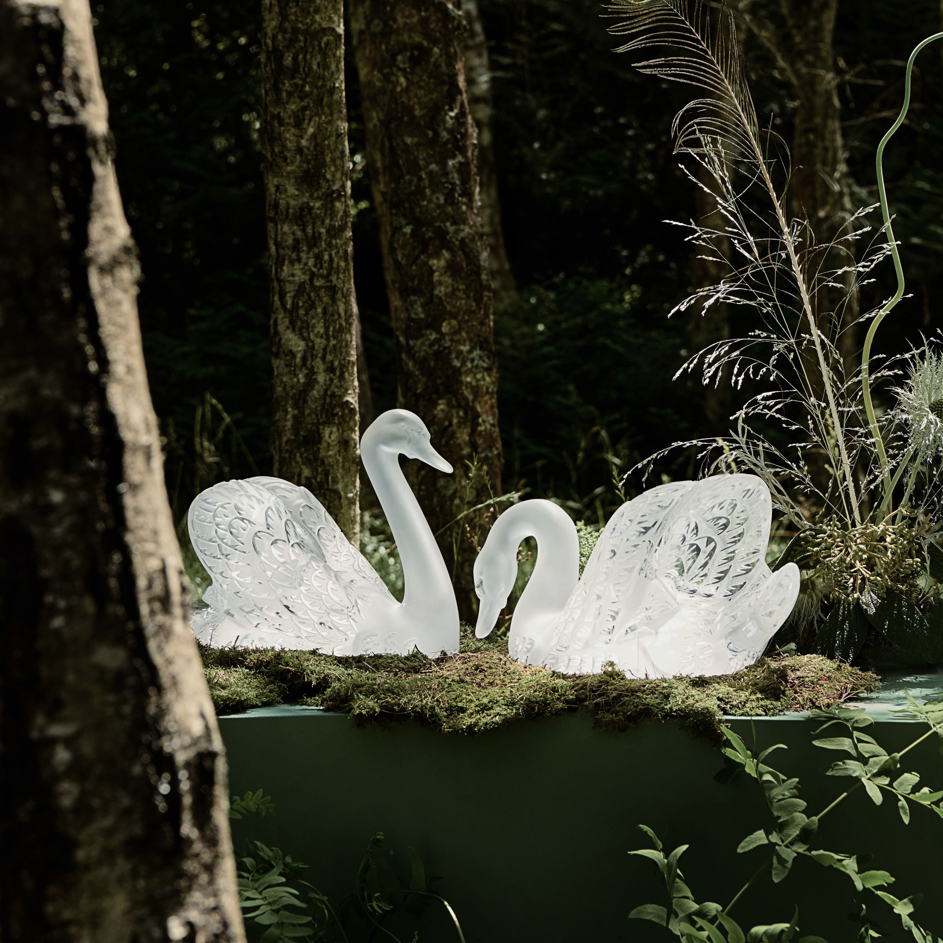 Swan head down sculpture – Lalique North America